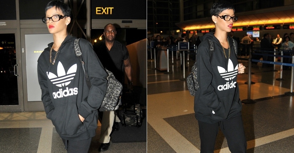 8.dez.2012 - Usando óculos de grau, Rihanna embarca no aeroporto de Los Angeles