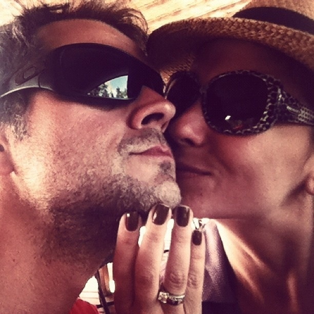 8.dez.2012 - Giovanna Antonelli publicou uma foto em um momento carinhoso com o marido, Leonardo Nogueira, em seu perfil no Twitter