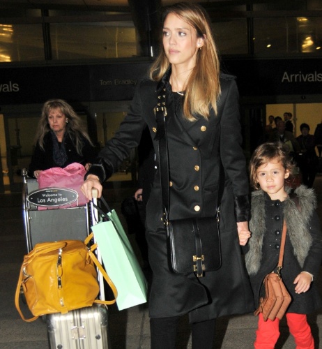 8.dez.2012 - Jessica Alba chega de Londres com a filha, Honor Marie, ao aeroporto de Los Angeles
