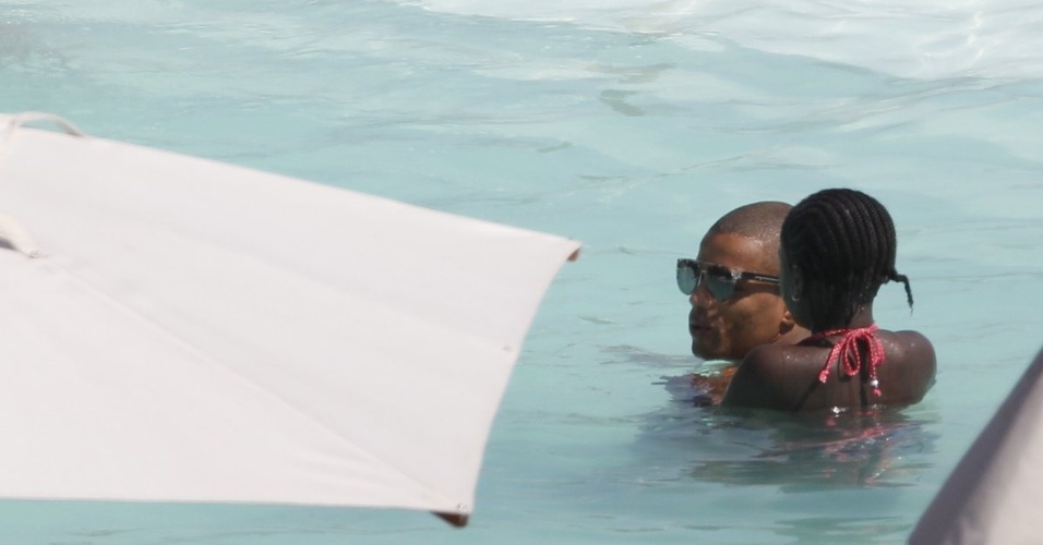 8.dez.2012 - O namorado de Madonna, Brahim Zaibat brinca com Mercy na piscina do hotel. Ele é um dos bailarinos da cantora