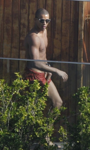 8.dez.2012 - O namorado de Madonna, Brahim Zaibat brinca com os filhos da cantora na piscina do hotel Fasano, no Rio de Janeiro