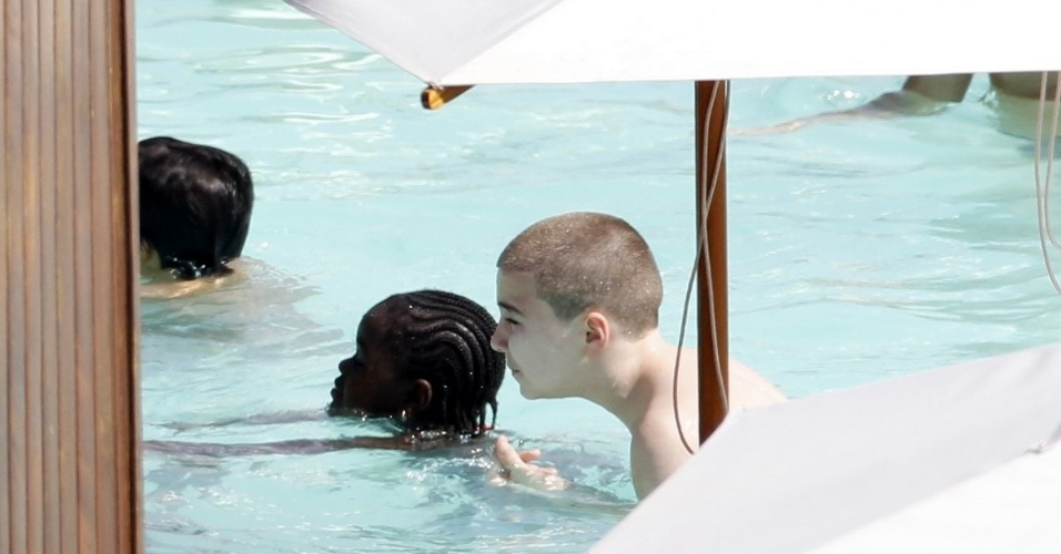8.dez.2012 - Rocco e Mercy, filhos de Madonna, se divertem na piscina do hotel Fasano, no Rio de Janeiro, onde estão hospedados com a cantora