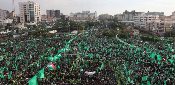 Milhares de palestinos celebram em Gaza 25° aniversário do Hamas