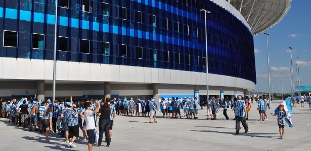 Torcedores do Grêmio fazem fila para entrar no jogo de inauguração da Arena - Marinho Saldanha/UOL Esporte