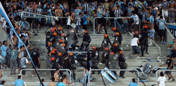 Brigas internas na torcida do Grêmio não são raras, como na inauguração da Arena, em 2012 - Jefferson Bernardes/AFP