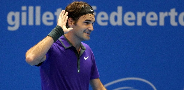 Federer pede aplausos dos torcedores presentes em jogo contra Jo-Wilfried Tsonga - Wander Roberto/inovafoto