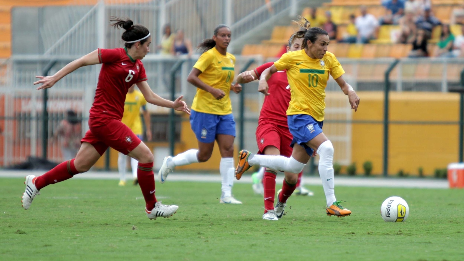 09/12/12 - Marta jogou de meio de campo para armar mais jogadas e, mesmo assim, marcou o seu