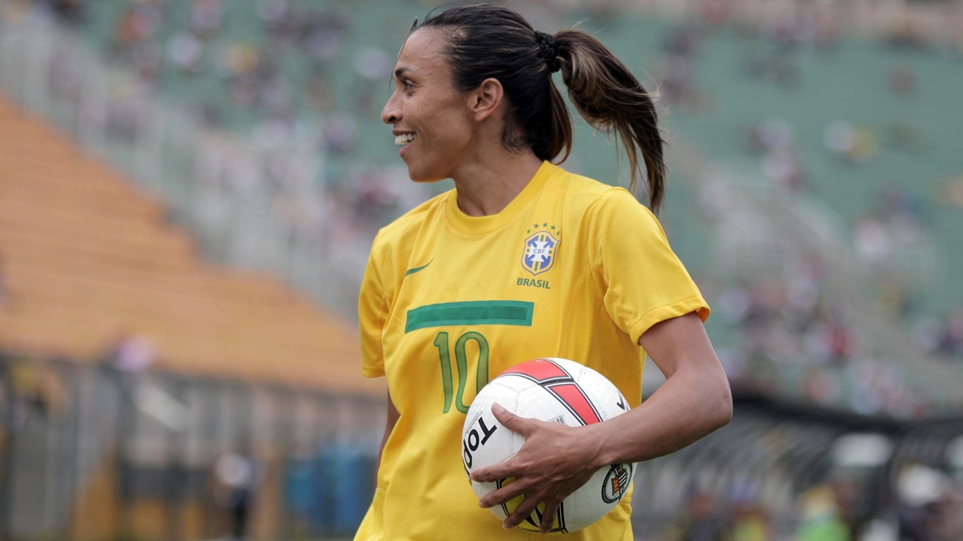 09/12/12 - Marta se diverte durante jogo entre Brasil e Portugal, no Estádio do Pacaembu