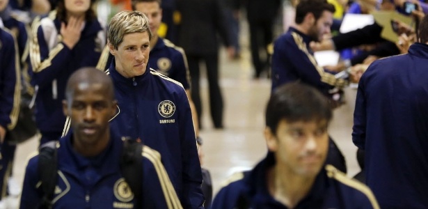 Fernando Torres e demais jogadores do Chelsea desembarcam no aeroporto