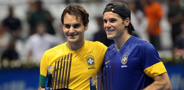 Federer (e.) e Tommy Haas vestiram camisas da seleção brasileira de futebol - Marcello Zambrana/inovafoto
