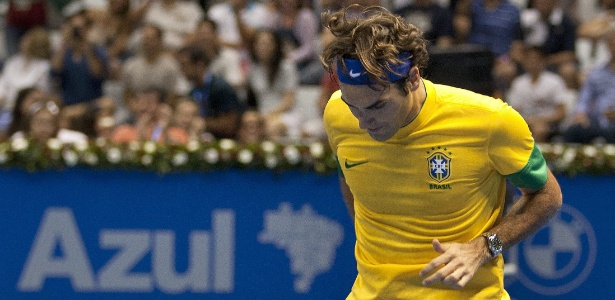 Com a camisa da seleção brasileira, Federer se arrisca no futebol - Sebastião Moreira/EFE