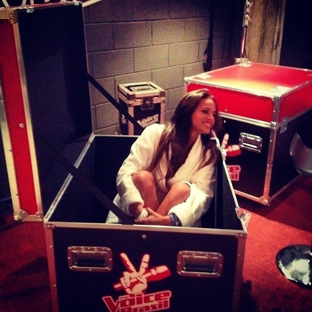 8.dez.2012 - Bruna Marquezine publica foto no cenário do "The Voice Brasil"