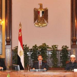 O presidente do Egito, Mohamed Mursi, participa de reunião com lideranças políticas no Cairo