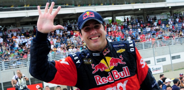 Cacá Bueno comemora o quinto título da Stock Car após o terceiro lugar em Interlagos - Duda Bairros/Vicar