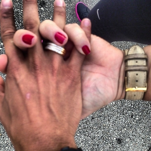 Neymar publica foto de mãos dadas com uma mulher em seu perfil no Twitter. "Passeando com meu AMOR",escreveu o jogador