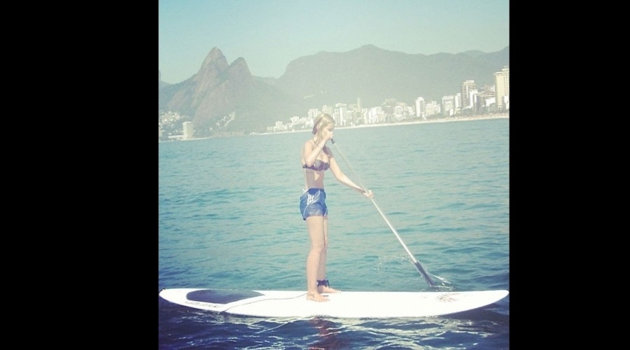 10.dez.2012 - A modelo Yasmin Brunet divulgou uma imagem praticando stand up paddle no Rio