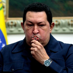 Hugo Chávez beija um crucifixo ao dizer que espera sair vitorioso da nova operação cirúrgica - AFP/Presidência