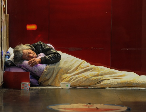 10.dez.2012 - Idoso dorme em rua de Hefei, na província de Anhui, na China - AFP