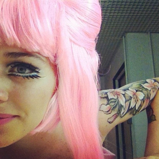 10.dez.2012 - Luma Costa publica foto de peruca rosa