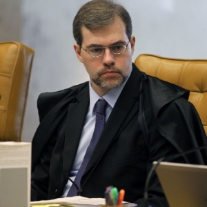 10.dez.2012 - O ministro Dias Toffoli participa de sessão do julgamento do mensalão que analisa se cabe ao STF determinar a perda de mandato dos deputados condenados no processo - Roberto Jayme/UOL