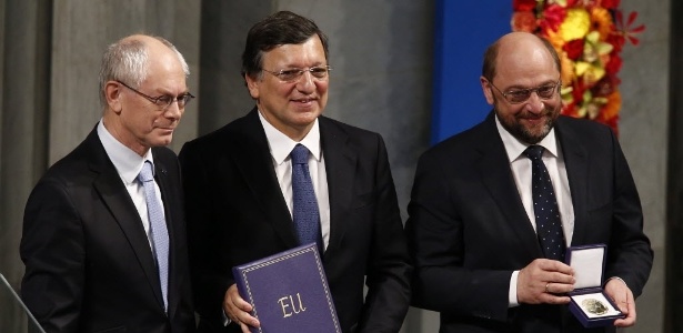 O presidente da Comissão Europeia, José Manuel Barroso (centro.), o presidente do Conselho Europeu, Herman Van Rompuy (esq.), e o presidente do Parlamento Europeu, Martin Schulz (dir.), participam da cerimônia de entrega do Prêmio Nobel da Paz, em Oslo, na Noruega
