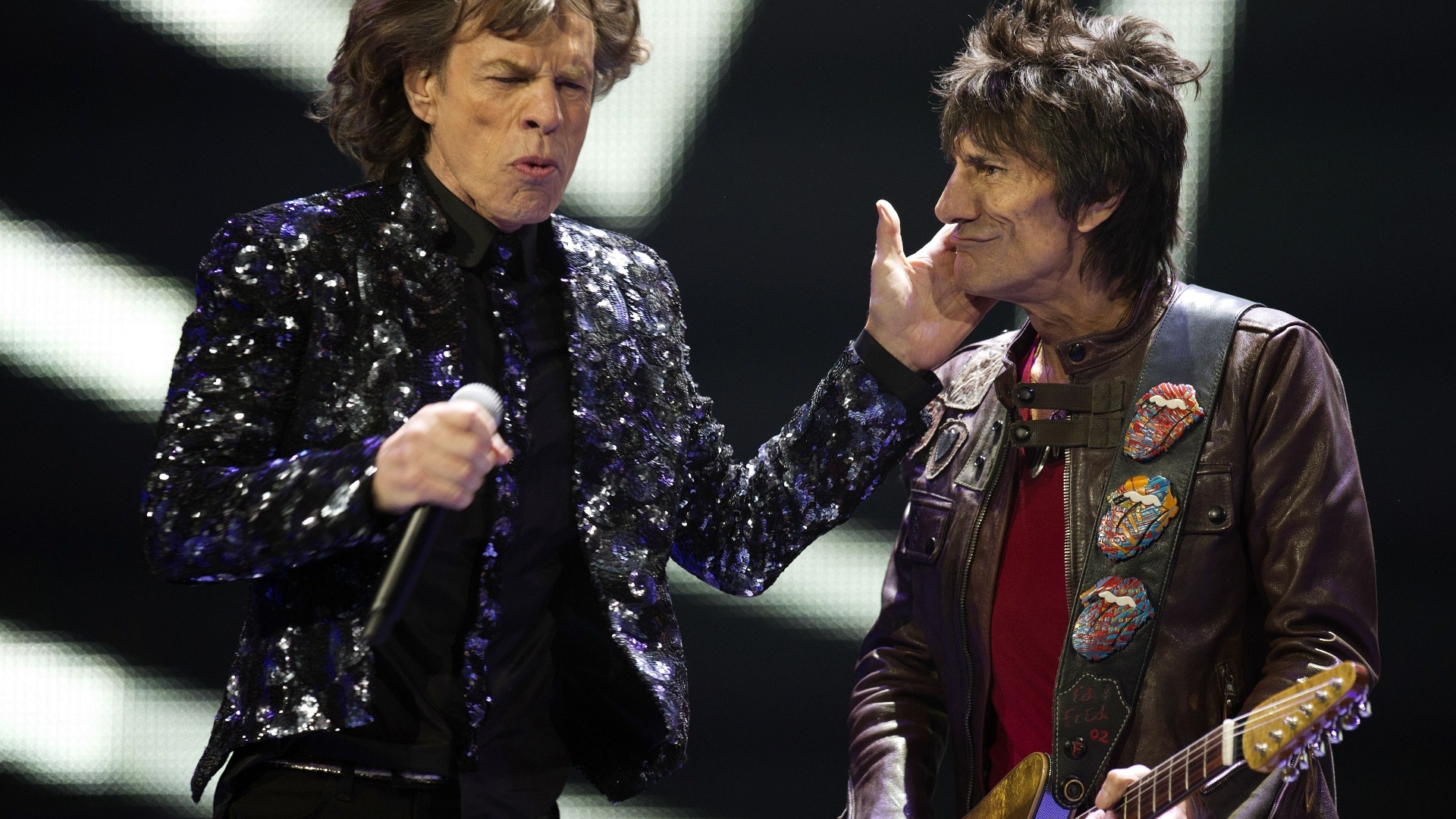 8.dez.2012 - Ronnie Wood e Mick Jagger, dos Rolling Stones, se apresentam no Barclays Center, em Nova York - Don Emmert/AFP