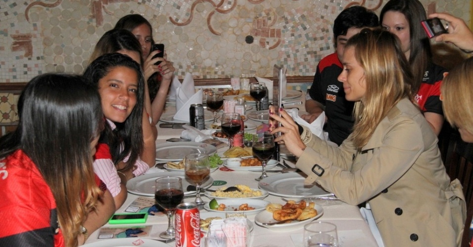 9.dez.2012 - A atriz Carolina Dieckmann organizou um encontro com seus fãs na churrascaria Porcão, da Barra da Tijuca, no Rio de Janeiro. Além de vários presentes, uma fã fez uma tatuagem em homenagem a Dieckmann