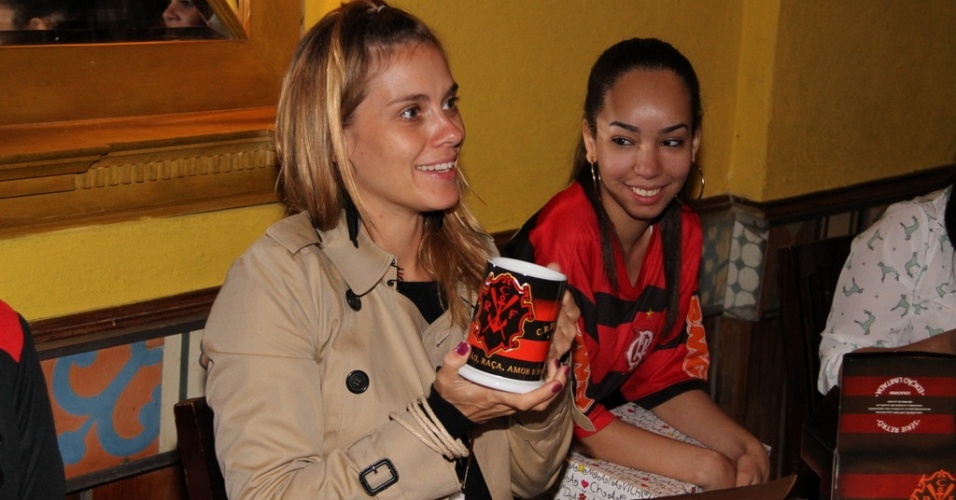 9.dez.2012 - A atriz Carolina Dieckmann organizou um encontro com seus fãs na churrascaria Porcão, da Barra da Tijuca, no Rio de Janeiro. Além de vários presentes, uma fã fez uma tatuagem em homenagem a Dieckmann