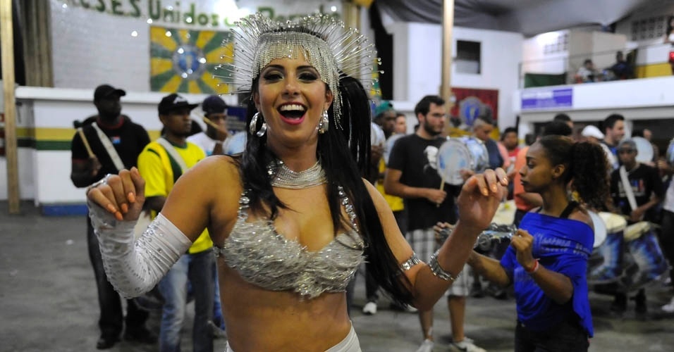 9.dez.2012 - A madrinha da Unidos do Peruche, Dani França, samba durante evento na quadra da agremiação na zona norte de São Paulo - Junior Lago/UOL