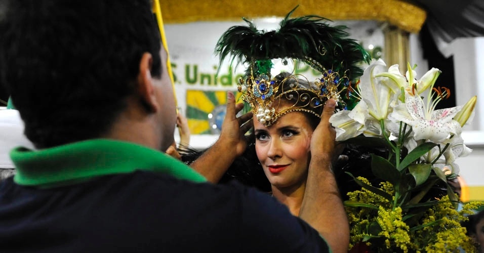 9.dez.2012 - A russa Lola Melnick, rainha da bateria da Unidos do Peruche, samba durante evento na quadra da agremiação na zona norte de São Paulo - Junior Lago/UOL