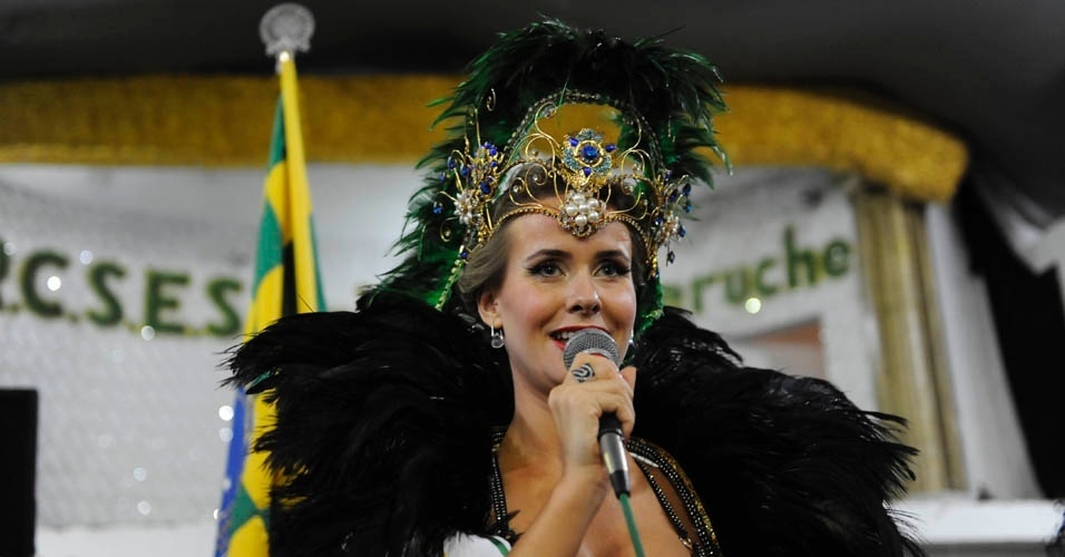 9.dez.2012 - A russa Lola Melnick, rainha da bateria da Unidos do Peruche, samba durante evento na quadra da agremiação na zona norte de São Paulo - Junior Lago/UOL