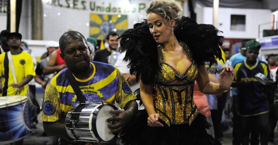 9.dez.2012 - A russa Lola Melnick, rainha da bateria da Unidos do Peruche, samba durante evento na quadra da agremiação na zona norte de São Paulo - Junior Lago/UOL