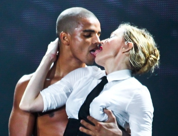 9.dez.2012 - Madonna beija o namorado Brahim Zaibat durante apresentação no Estádio Olímpico, em Porto Alegre, com o quarto e último show de sua turnê brasileira