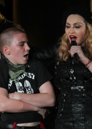 Dez.2012 - Rocco com a mãe, Madonna, em apresentação realizada em Porto Alegre - Foto Rio News
