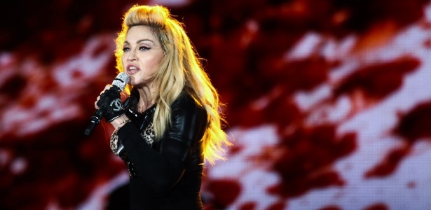 Madonna canta "Gang Bang", em Porto Alegre: enquanto "mata" os bailarinos, jatos de sangue se projetam nos telões - Foto Rio News