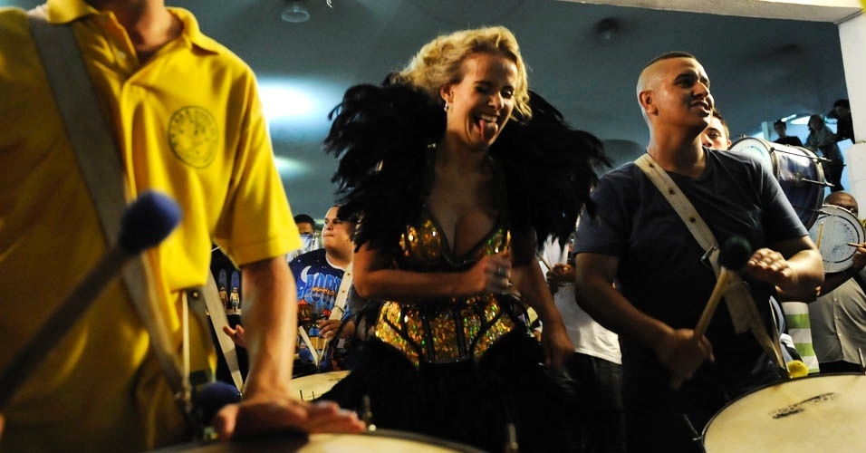 9.dez.2012 - Nascida em Odessa, na Ucrânia, mas de etnia russa, Lola Melnick faz parte do júri do programa "Cante se Puder" do SBT - Junior Lago/UOL