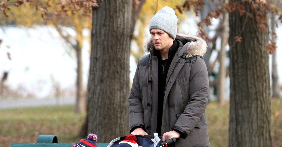 9.dez.2012 - Tom Brady passeia com os filhos Jack, 5, e Benjamin, 2, em Boston