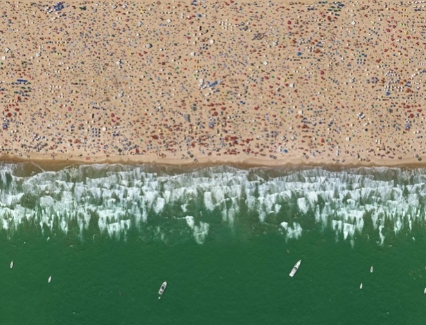 Como na série dos aeroportos, ele fotografou banhistas e comerciantes em várias praias brasileiras, Guarujá, Trancoso, Ipanema. Cada um deles foi colocado na "base". "Imaginei uma praia superpovoada, como seria em uma cidade grande" - Cássio Vasconcellos