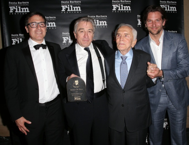 David O. Russell e os atores Robert De Niro, Kirk Douglas e Bradley Cooper na premiação Kirk Douglas Award - AFP