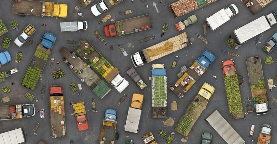 "É uma releitura, todo dia tem até mais (do que 200) caminhões (...) É o que alimenta esta cidade monstruosa", disse o fotógrafo - Cássio Vasconcellos