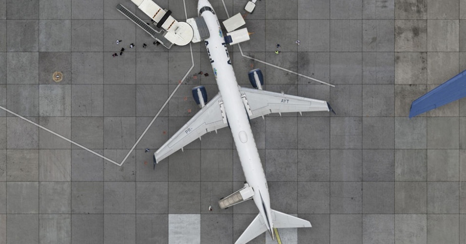 Este avião foi clicado em Viracopos, Campinas. Mas, para formar o piso, Vasconcellos usou 25 mil pedaços de pisos de outros aeroportos - Cássio Vasconcellos