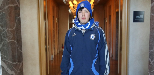 Japonês Shota Shimoike faz plantão em hotel do Chelsea em busca de autógrafos