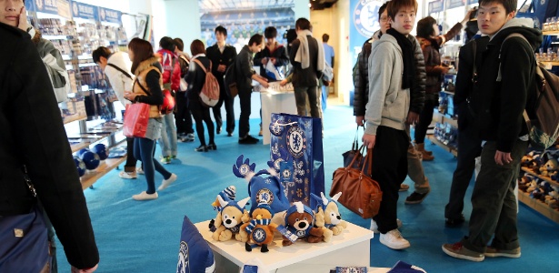 Japoneses lotam loja temporária do Chelsea em ação casada com presença no Mundial