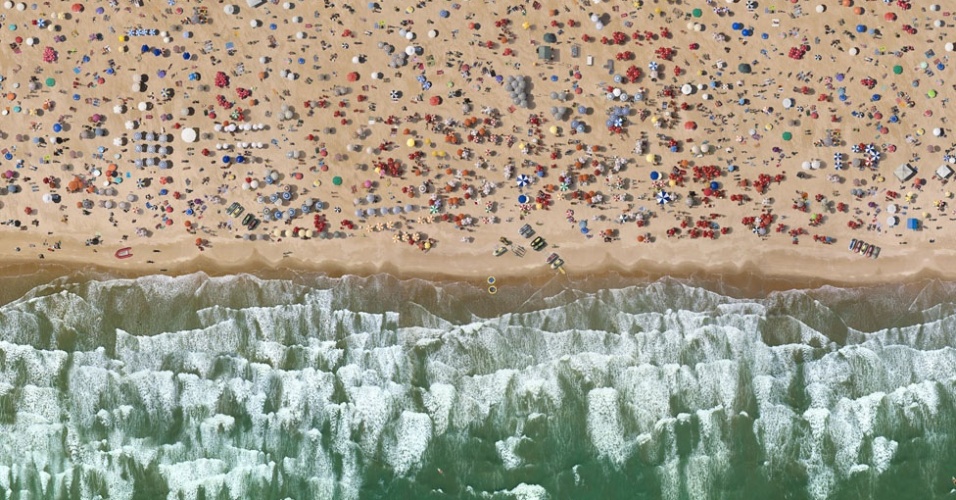 Para a série de fotos da praia, Vasconcellos escolheu uma praia deserta no sul de Alagoas, perto da fronteira com o Sergipe, para fazer a 'base' da imagem - Cássio Vasconcellos