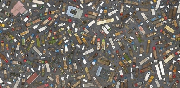 Para as fotos dos caminhões, Vasconcellos não precisou ir muito longe. Tudo foi feito sobrevoando o Ceagesp em São Paulo. São 200 caminhões para montar esta imagem - Cássio Vasconcellos