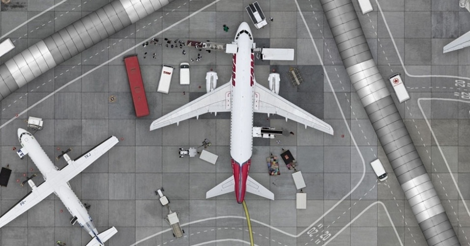 Para fazer as fotos áreas de aeroporto, Vasconcellos viajou para os EUA e fotografou várias aeroportos como Congonhas, Campo de Marte, Guarulhos, Viracopos em Campinas, o aeroporto de São José dos Campos e de Jundiaí. Acima, o avião da TAM foi fotografado em Congonhas e o resto da imagem é formada por pedaços de outros aeroportos - Cássio Vasconcellos