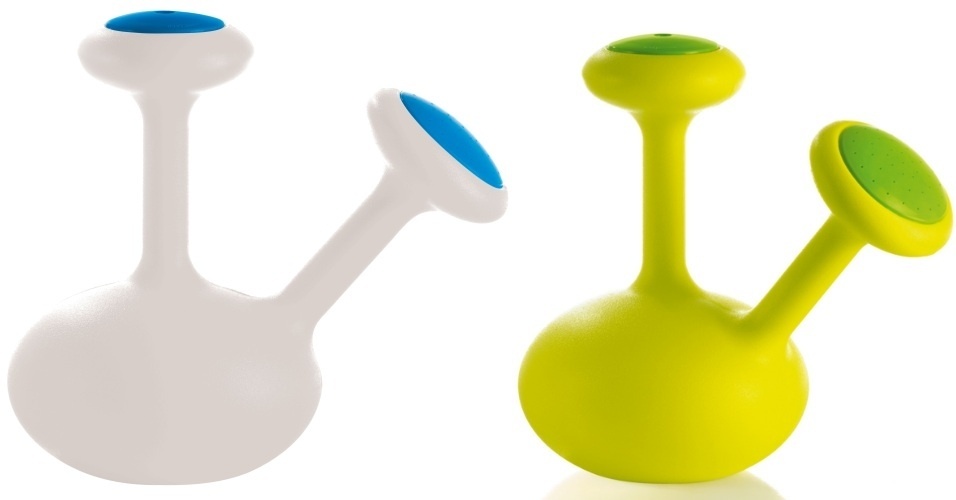 Estiloso, o regador Pipe Dreams tem design italiano e pode ser usado na hora de brincar na piscina, além de aguar as plantas. De polipropileno e com 27 cm de altura, custa R$ 415 na A Lot Of (www.alotof.com.br) | Preços consultados em dezembro de 2012 e sujeitos a alterações - Divulgação