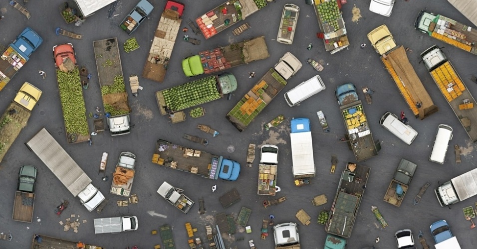 Seguindo o esquema de remontagem como se fosse um mosaico, o fotógrafo pegou imagens dos caminhões que, na verdade, ficam enfileirados. "Reconstruí cada pessoa, cada caixa no chão. São meses de trabalho" - Cássio Vasconcellos