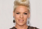 Tendência das famosas: cantora Pink exibe corte raspado nas laterais e fios platinados - Getty Images