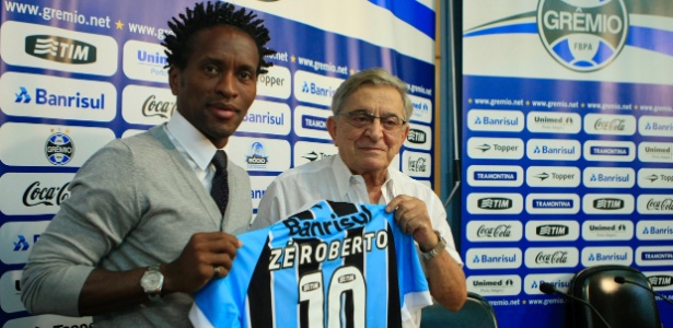 Zé Roberto e Fábio Koff na renovação de contrato do meia, nesta segunda-feira - Wesley Santos/Pressdigital